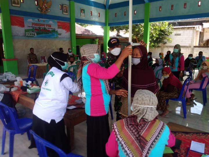 Pemeriksaan Kesehatan, Satgas TMMD Bojonegoro Bantu Ukur Tinggi Badan Warga